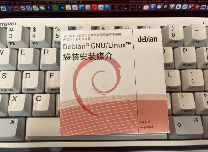 拿到了神奇的东西！debian 安装光盘！