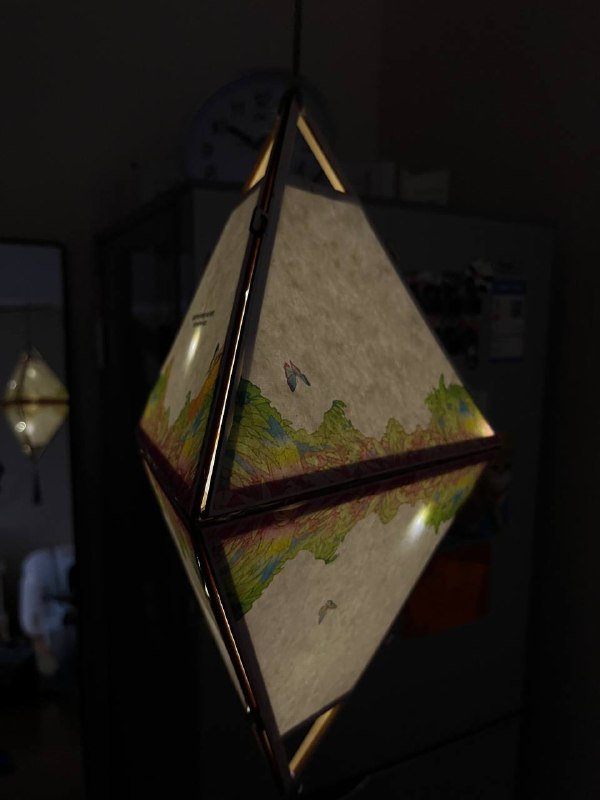 回家开始拆 devcon 周边，拼了个 Lantern 挂起来了（刚好今天清迈还是天灯节，错过了），很精致 