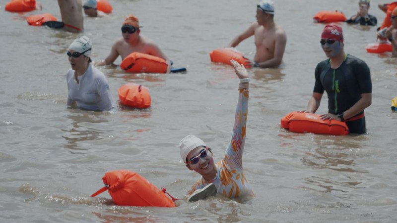 #life学姐上午横渡钱塘江，本 i 人冒充组委会摄影组工作人员拿着相机去岸边抓拍 & 提前定了一个横幅带着全家后援团在现场社死，有意思的体验 🤣钱塘江又拿下了！🥳#life学姐上午横渡钱塘江，本 i 人冒充组委会摄影组工作人员拿着相机去岸边抓拍 & 提前定了一个横幅带着全家后援团在现场社死，有意思的体验 🤣钱塘江又拿下了！🥳