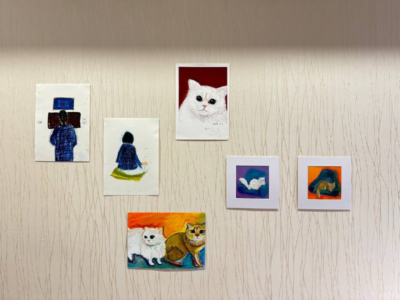 家里也有一面一起画画填充的展示墙了！