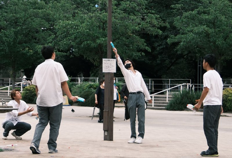 #life #japan在日本的最后一天了，退房寄存行李后在酒店附近的锦系公园坐着，学姐写生，我发呆