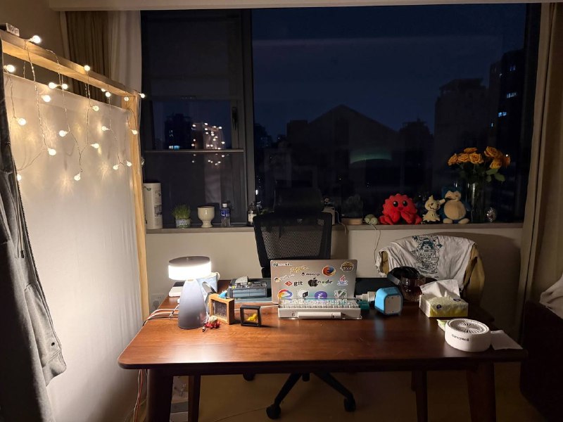 #life感觉每次搬家也是对当下生活方式的一次整理，深夜在窗景 Coding 也有一种沉静的氛围，莫名美好