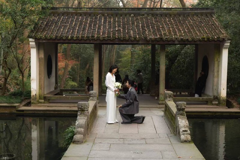 一年前的今天，我求婚成功了，复刻了同样的手捧花纪念一下