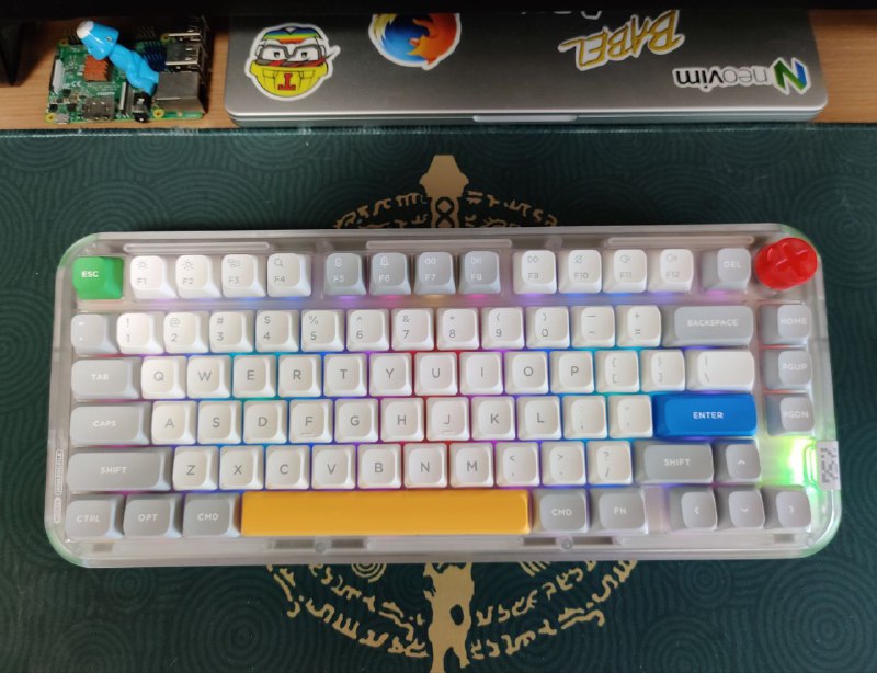 心心念的 NuPhy Kick75 到啦！！比想象得厚重一点，颜色很清新舒服，有回到小时候玩任天堂掌机的氛围，感觉打字都成了享受