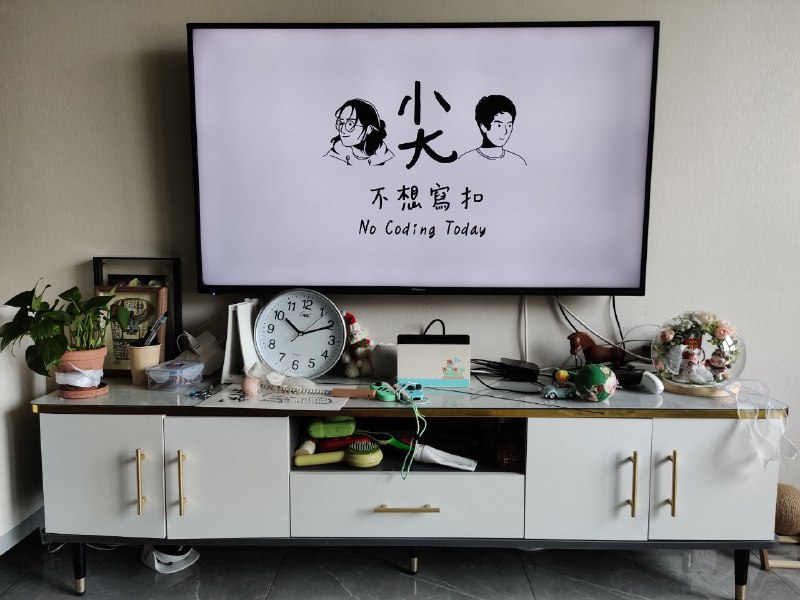 电脑还在 Apple Store 没回来，没什么事干，开着 Apple TV 听 Antfu 的播客躺在沙发上发呆，有点不适应但也难得地 chill