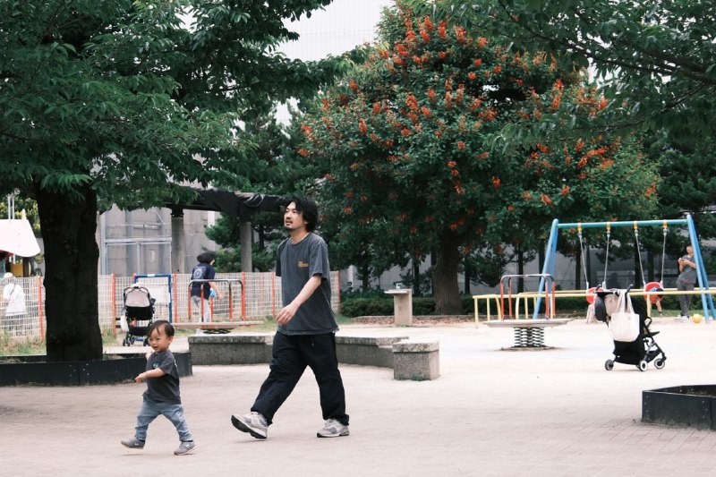 #life #japan在日本的最后一天了，退房寄存行李后在酒店附近的锦系公园坐着，学姐写生，我发呆