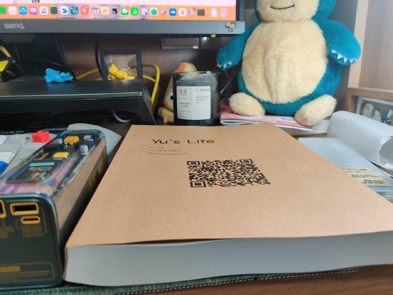 #life和友邻 @reorx_share 一样收到了好友涂俊杰寄来的礼物，把 2022.5.28 这个频道创建的第一条消息一直到 2025.6.6 日我今年的生日总结文章打印成了小册子，一本名为 Yu‘s Life 的书