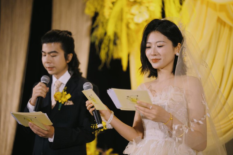在昨天正式完成了杭州和内蒙两场婚礼 + 一场展览，总共只有三个月的时间，很累却也很开心