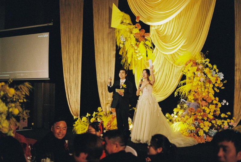 在昨天正式完成了杭州和内蒙两场婚礼 + 一场展览，总共只有三个月的时间，很累却也很开心