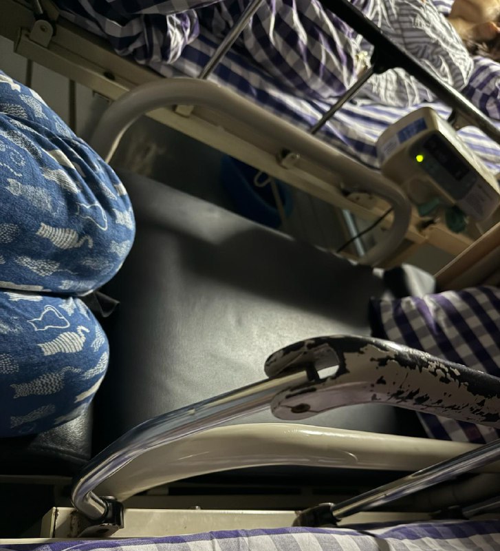 #life上周三晚上学姐因为急性阑尾炎去了急诊，连夜做了手术，在医院住院，进入了很长时间的术后调养和恢复，我也都住在病房陪护，估计还有两三天才能出院