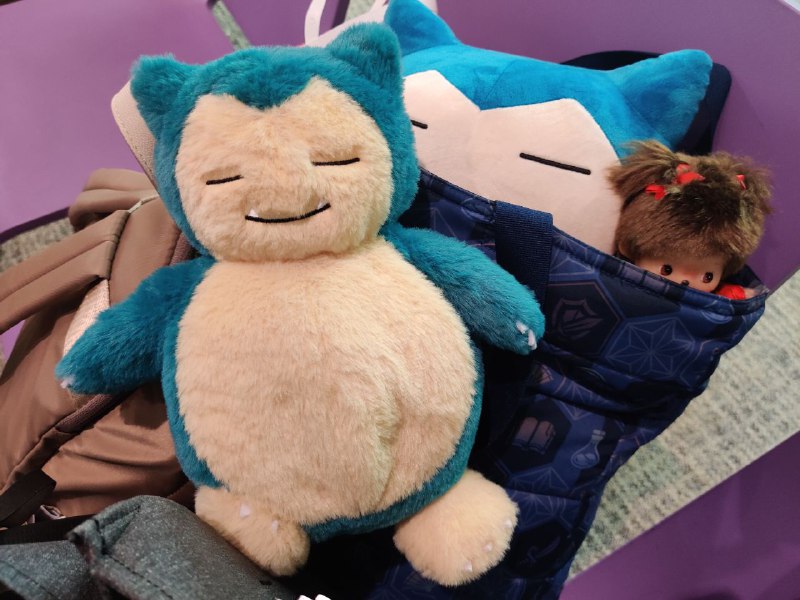 #life #japan本来还担心卡比兽太大超行李件数，结果不仅带过去了，机场里还又买了一个小的，怎么日本哪里都有 Pokemon Store 呀 🥹