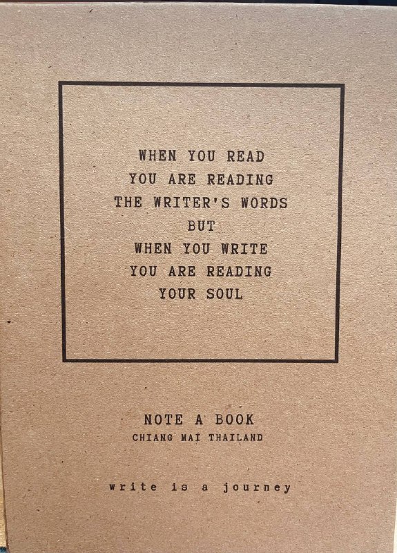 在写文回答 Dayu 的 9 个问题，谈到写博客的契机时，想到在清迈买到的一本很喜欢的笔记本上写的话